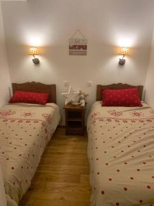 Ліжко або ліжка в номері Appartement cosy pour 6 pers en plein centre station Les Orres 1800, RDC, Pied des pistes