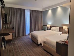 מיטה או מיטות בחדר ב-Holiday Inn Express Durban - Umhlanga, an IHG Hotel