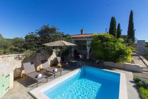 Bazén v ubytování Charming villa Kalu with private pool near Rovinj by WiiBuk nebo v jeho okolí