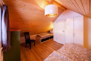 Llit o llits en una habitació de Holiday home Partwitz, Elsterheide