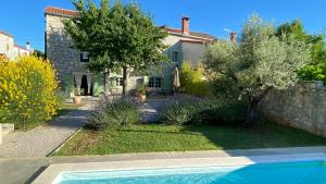 Bazén v ubytování Charming villa Kalu with private pool near Rovinj by WiiBuk nebo v jeho okolí