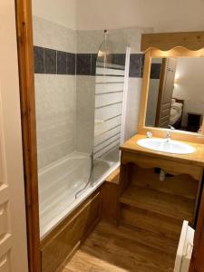 Ванна кімната в Appartement cosy pour 6 pers en plein centre station Les Orres 1800, RDC, Pied des pistes