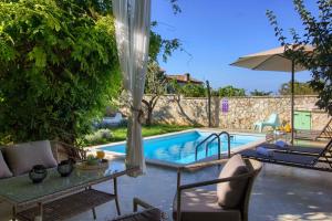 Bazén v ubytování Charming villa Kalu with private pool near Rovinj by WiiBuk nebo v jeho okolí