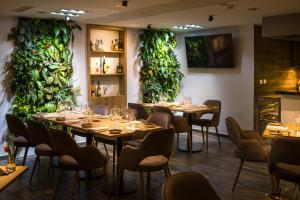 Reštaurácia alebo iné gastronomické zariadenie v ubytovaní Kistücsök Food & Room