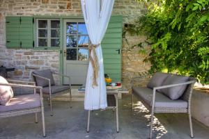 Posezení v ubytování Charming villa Kalu with private pool near Rovinj by WiiBuk