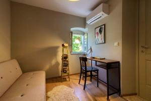 Posezení v ubytování Charming villa Kalu with private pool near Rovinj by WiiBuk