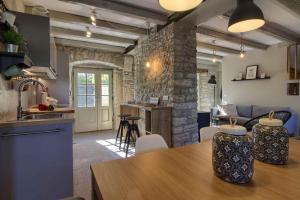 Posezení v ubytování Charming villa Kalu with private pool near Rovinj by WiiBuk