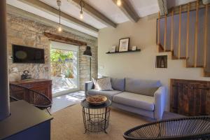 Posezení v ubytování Charming villa Kalu with private pool near Rovinj by WiiBuk