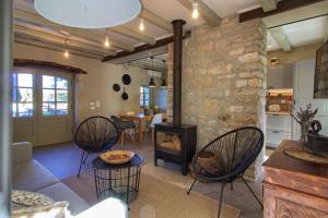 Posezení v ubytování Charming villa Kalu with private pool near Rovinj by WiiBuk