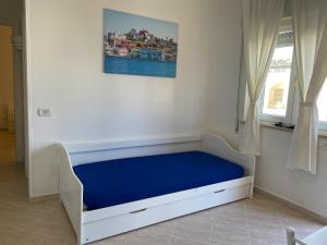 un letto in una camera con materasso blu di Appartamento Indipendente al Mare Sweet Apartments a Santa Marinella