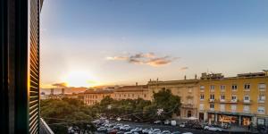 una vista de una ciudad con coches aparcados en un aparcamiento en Hotel Baylle, en Cagliari