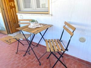 a picnic table and two chairs next to a window at Appartamento Indipendente al Mare Sweet Apartments in Santa Marinella +5 photos