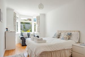 Säng eller sängar i ett rum på A Spacious Seaside house in Hampton, Herne Bay