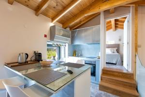 cocina con encimera y habitación con cama en Quinta dos Fangueiros, en Riba de Âncora