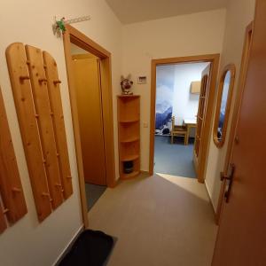 un corridoio con una porta aperta su una camera di Apartmán Sven a Rokytnice nad Jizerou