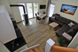 プラウ・アム・ゼーにあるAppartement Hafenflair am Plauer Seeのソファとテーブルのあるリビングルーム