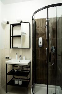 La salle de bains est pourvue d'un lavabo et d'une douche. dans l'établissement Maya's Flats & Resorts 40 - Kolodziejska 7/9E, à Gdańsk
