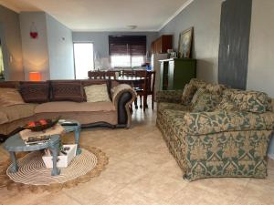 uma sala de estar com dois sofás e uma mesa em Daffodil Self Catering and Accommodation B em Swakopmund