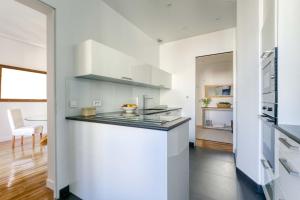 Kuchyň nebo kuchyňský kout v ubytování Superbe appart de 129m2, 3 ch-Neuilly 2 min Paris