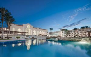 Piscina de la sau aproape de Pyramisa Beach Resort Sahl Hasheesh