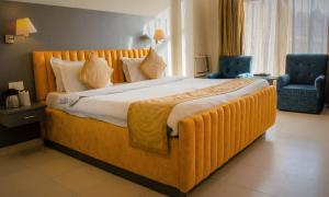 Ένα ή περισσότερα κρεβάτια σε δωμάτιο στο BRINJAL HOTELS, HARIDWAR