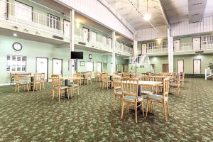 Εστιατόριο ή άλλο μέρος για φαγητό στο Coratel Inn & Suites by Jasper McCook