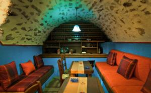 um restaurante com uma mesa e um sofá e uma mesa e cadeiras em Napoleon Zaglis Guesthouse em Kalarrites
