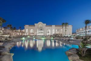 Bazén v ubytování Pyramisa Beach Resort Sahl Hasheesh nebo v jeho okolí