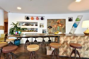 Lounge o bar area sa Baia Caddinas Clubresidence