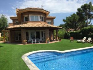a house with a swimming pool in the yard at BarcelonaVacances-Villa Lucia in San Pol de Mar