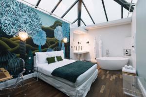een slaapkamer met een bed en een bad en een badkamer bij La Course in Bordeaux