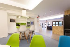 Televízia a/alebo spoločenská miestnosť v ubytovaní Dream Cube Hostel