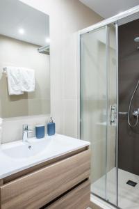 A bathroom at A23 Premium suite with balcony near Parthenon