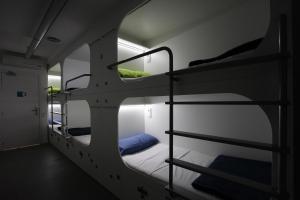 Poschodová posteľ alebo postele v izbe v ubytovaní Dream Cube Hostel
