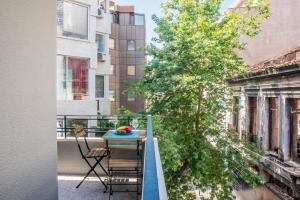 A balcony or terrace at A23 Premium suite with balcony near Parthenon