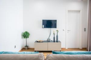 TV a/nebo společenská místnost v ubytování A23 Premium suite with balcony near Parthenon