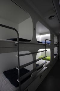 Poschodová posteľ alebo postele v izbe v ubytovaní Dream Cube Hostel