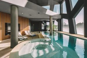 a swimming pool with a tub in a house at Elite Hotel & Spa in Mestre