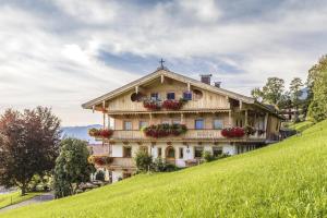 ein Haus an der Seite eines Hügels in der Unterkunft Bauernhof Glanzern in Westendorf