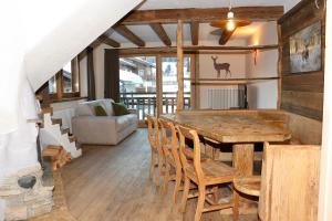 a dining room with a wooden table and chairs at Appartamenti Diva in Livigno