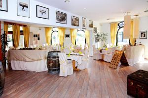 Um restaurante ou outro lugar para comer em Apartment in Schwerin with a shared wellness