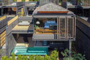 ラヤンビーチにあるAKRA Collection Layan - Hideaway Villasのプールのある建物の空撮写真