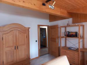 TV a/nebo společenská místnost v ubytování Confortevole mansarda di montagna