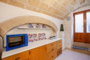a kitchen with a pizza oven in a room at Monopoli Heartbeat - Apartment 200m from Sea in Monopoli