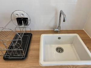 encimera de cocina con fregadero y tendedero en Superbe Appartement climatisé avec Patio, en Montpellier