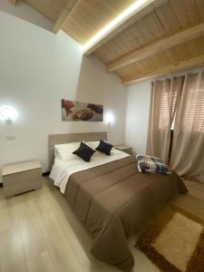 een slaapkamer met een groot bed in een kamer bij Casa dolce casa in Partinico