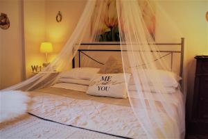 a bedroom with a bed with a mosquito net at Domus Annae B&B in Pompei