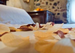 a pile of shells on top of a bed at La Casa dels Poetes in Santa Pau