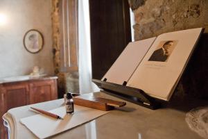 een boek bovenop een tafel met een mes bij La Casa dels Poetes in Santa Pau