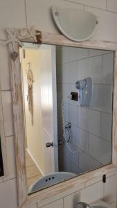 espejo en el baño con lavabo en Cabañas Pinamar en La Serena